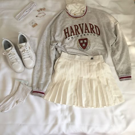 Harvard University Outfit, Harvard Outfit, Romanticing School, Harvard Uni, Harvard Sweater, University Outfit, Harvard Law, College Aesthetic, Jumper Outfit