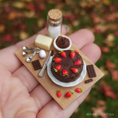 Polymer Clay Brownies, Clay Desserts, Moon Lighting, Diy Wax Melts, Miniture Food, Oven Bake Clay, Dollhouse Diy, Clay Oven, Clay Keychain