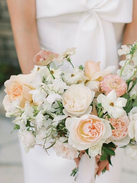 Peach-and-Ivory Bouquet with Roses Bridal Bouquet Peach, Peach Wedding Bouquet, Ivory Bouquet, Wedding Bouquet Ideas, Unique Wedding Bouquet, Peach Bouquet, Sweet Pea Flowers, Fresh Flower Cake, Romantic Bouquet