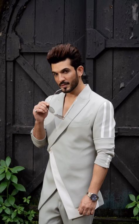 Allu Arjun Traditional Dress, Arjun Bijlani Photoshoot, Allu Arjun Formal Dressing, Allu Arjun Ala Vaikuntapuramlo, Arya Movie Allu Arjun Photos, Arjun Bijlani, Friends Poses, Actors, Quick Saves