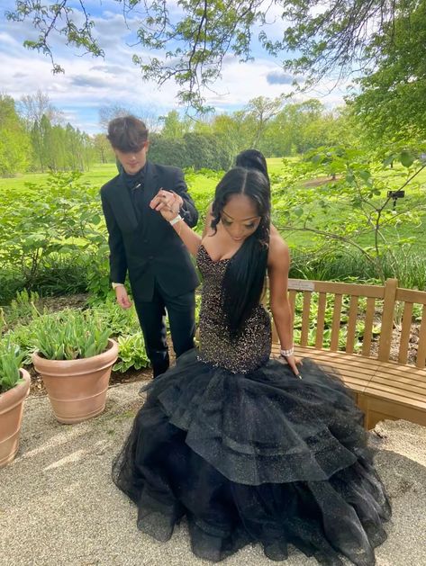 Couple Prom Outfits, Baddie Prom Dresses, Baddie Prom, Couple Prom, Dress For Your Body Type, Cocktail Dress Style, Swirl Couples, Prom Photoshoot, Prom Couples