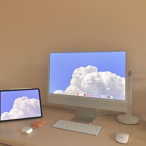 Apple Desk Setup Aesthetic, Imac Organization, Imac Aesthetic Set Up, Imac Desk Setup Aesthetic, Imac Aesthetic, Aesthetic Desksetup, Highschool Goals, Imac Desk, Pink Wishlist