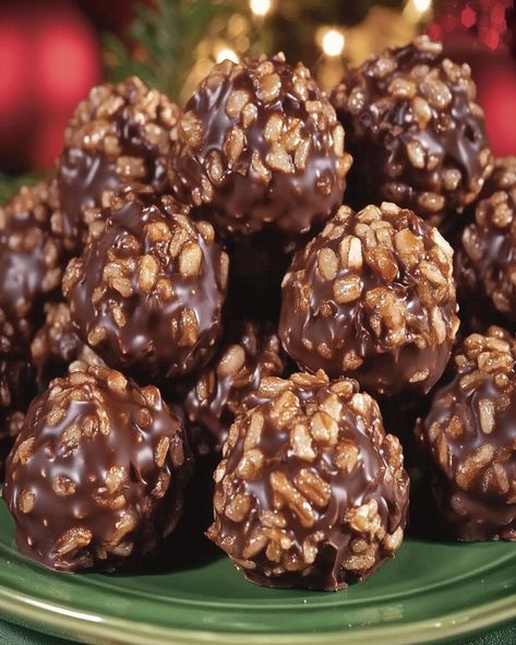 Discover how to make Crunchy Chocolate Hazelnut Truffles with crispy hazelnuts and dark chocolate. Easy recipe for a perfect chocolatey treat! What To Do With Hazelnuts Recipe, Hazelnut Candy Recipes, Hazelnut Truffles, Petite Fours, Hazelnut Recipes, Crunchy Chocolate, Chocolate Bites, Homemade Candy, Chocolate Crunch