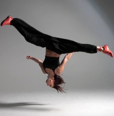 Back flip with extended kick Chloe Bruce, Female Martial Artists, Tai Chi Chuan, Martial Arts Women, Anatomy Poses, Martial Artists, Human Poses, Martial Artist, Wing Chun