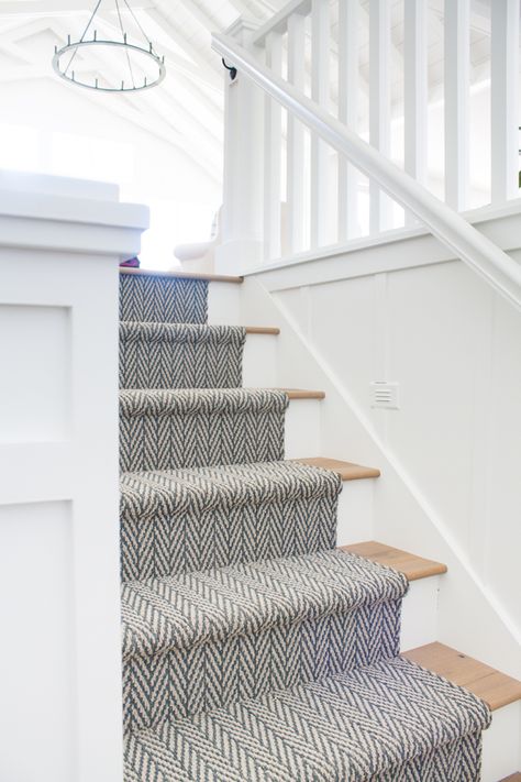 Stairs Runner, Carpet Diy, Carpet Staircase, Staircase Runner, Staircase Remodel, Entry Wall, Staircase Makeover, Hal Decor, Hallway Designs