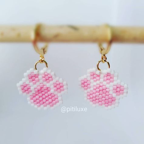 Pink Paw Print, Paw Print Earrings, Earring Inspo, Pink Paws, Beaded Earring, Brick Stitch Earrings, Paw Design, Beaded Earrings Patterns, Beaded Animals