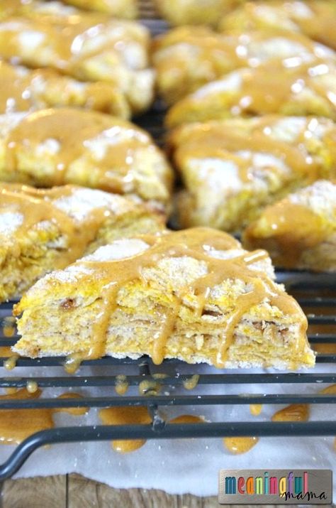 Pumpkin Scones with a Pumpkin Spice Glaze Scone Flavors, Waffle Donuts, Fall Desserts Apple, Apple Scones, Lemon Tart Recipe, Cinnamon Scones, Chocolate Scones, Caramel Glaze, Pumpkin Scones