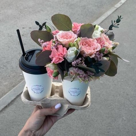 Coffee And Flowers Gift, Coffee Bouquet Gift, Coffee Bouquets, Decorate Coffee Table, Coffee Bouquet, Coffee Table Decorations, Decoration Coffee Table, Round Coffee Table Decor, Table Centerpieces Home