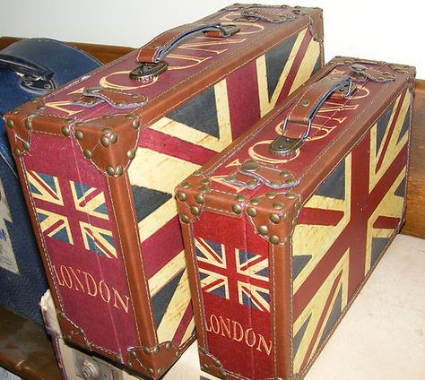 Union Jack suitcases- sweet! ***WANT*** Union Jack Pillow, Union Jack Decor, London Decor, Suitcase Vintage, Rule Britannia, British Things, Union Flag, Old Suitcases, Vintage Suitcases