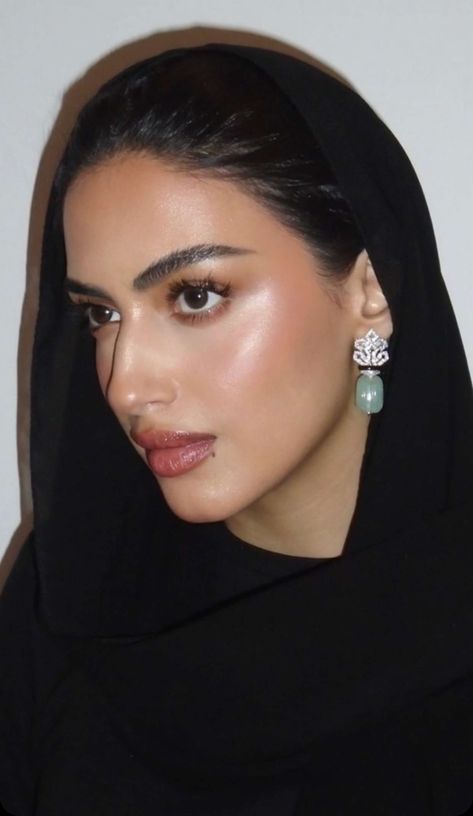 Arab Woman Face, Arab Girl Makeup, Arabic Makeup Looks, Saudi Makeup, Arab Makeup, Saudi Beauty, Classic Elevation, Pakistani Makeup, Persian Women