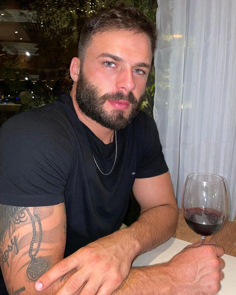 Rodrigo Marim on Instagram: “Sexta! Meu amor que bateu a foto. ♥️🍷” Handsome Bearded Men, Scruffy Men, Boys With Curly Hair, Inked Men, Most Handsome Men, Photography Poses For Men, Guy Pictures, Hair And Beard Styles, Poses For Men