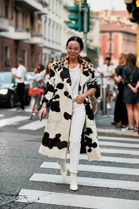 statement coat <3 Thrift Inspo, Milan Fashion Week Street Style, Winter Wrap, Animal Print Outfits, Milan Fashion Weeks, Street Style Trends, Spring Street Style, Street Style Inspiration, Fashion Week Street Style