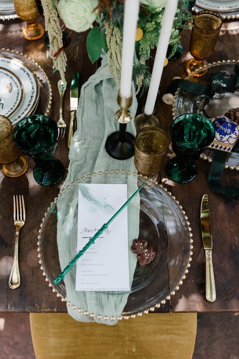 Image Slytherin Inspired Wedding, Slytherin Wedding Aesthetic, Hufflepuff Wedding, Slytherin Wedding, Hp Wedding, Magic Wedding, Harry Potter Wedding Theme, Harry Potter Slytherin, Click Photography