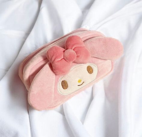 For fans of anime cartoons and Sanrio's Hello Kitty and My Melody characters, this plush pencil case is a must-have accessory! Designed to provide both practicality and cuteness, this pencil case is made from high-quality short plush material and filled with eco-friendly PP cotton, ensuring durability and softness. The dimensions of the case are 19x5x12cm, providing ample space for storing pencils, pens, and other stationery items. With its multi-functional design, it can also be used as a stora My Melody Pencil Case, My Melody Characters, Good Stationary, Sanrio Pencil Case, Hello Kitty Pencil Case, Serba Pink, 2025 Wishlist, Hello Kitty And My Melody, Big Pencil Cases