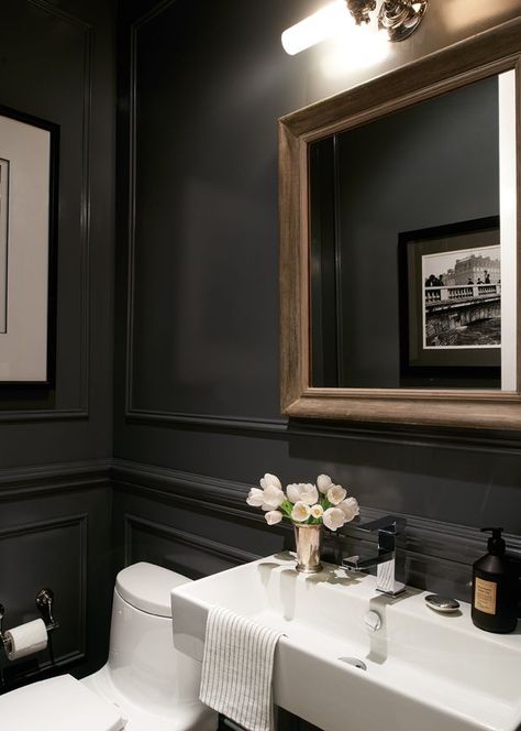 Create coziness by painting walls, trim and ceilings in the same color. British Style Home, Powder Room Makeover, Powder Room Design, Design Room, Beautiful Bathrooms, Bathroom Styling, Home Fashion, Bathroom Inspiration, British Style