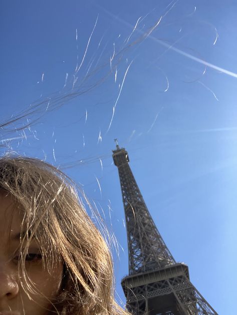 Paris Photo Ideas Aesthetic, France Picture Ideas, Picture With Eiffel Tower, Effiel Tower Picture Ideas, Paris Selfie Ideas, Aesthetic Pictures Eiffel Tower, Eiffel Tower Photo Ideas, Paris Eiffel Tower Picture Ideas, Eiffel Tower Picture Ideas