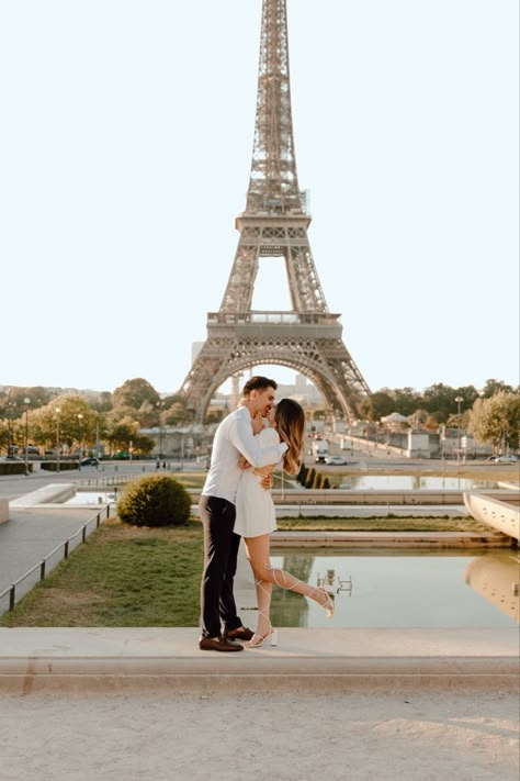 #engagement #paris #bride #proposal #proposalideas #proposalinspiration #love Eiffel Tower Couples Photoshoot, Paris Style Aesthetic, Eiffel Tower Proposal, Proposal Pics, Couples Art Project, Paris Couple Photoshoot, Couple Stills, Photos In Paris, Paris Engagement Photos