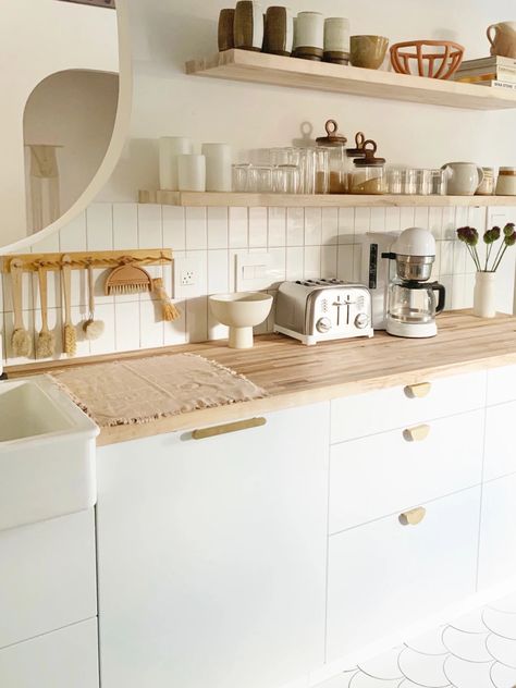 Contemporary White Slab Kitchen That's Full of Charm – Semihandmade Paint For Kitchen Walls, Kabinet Dapur, Open Kitchen Shelves, Small Space Kitchen, 아파트 인테리어, White Modern Kitchen, Boho Kitchen, Minimalist Kitchen, Lightroom Preset