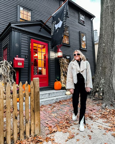 The Ultimate Guide to Visiting Salem, MA - The Samantha Show- A Cleveland Life + Style Blog Salem October Outfits, Salem Photo Ideas, Salem Ma Outfit Ideas, Outfits For Salem Massachusetts, Salem Massachusetts Outfits, Salem Outfits Fall, Salem Outfits, Salem Style, Salem Massachusetts Travel