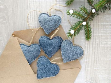 Denim Hearts, Artisanats Denim, Upcycle Denim, Baby Mobil, Denim Crafts Diy, Heart Christmas Ornaments, Blue Jeans Crafts, Special Christmas Gift, Recycle Jeans