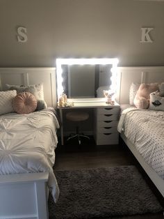 Room Decor Bedroom 2 Twin Beds, Cute Room For 2 Sisters, Room Ideas For 2 Sisters Small Room, Small Room With 2 Beds Ideas, Cute Shared Bedroom Ideas, Small Room Two Beds Layout, Small Bedroom With Two Twin Beds, Bedroom Ideas For Twin Beds, Twin Bed Set Up Ideas