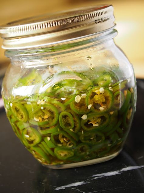 Green Chilli Pickle, Chilli Pickle, Pickled Jalapeno Peppers, Pickled Jalapenos, Red Onion Recipes, Pickled Foods, Florida Cottage, Jalapeno Recipes, In A Pickle