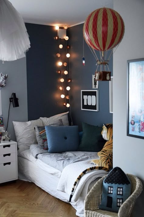 Get inspired to create a trendy bedroom for little boys with these  decorations and furnishings. Teenage Room Decor, Kid Bedroom, Boy Bedroom Design, Small Bedrooms, Design Room, Boys Bedroom Decor, Trendy Bedroom, Boy Bedroom, Hot Air Balloons