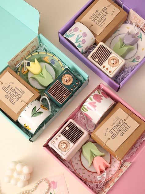 DIY gifts are a great way to show thoughtfulness and creativity. Here are some ideas across different skill levels and interests: Personalised Gifts Diy, Soya Mumu, Gift Box Ideas, Gift Box Design, Gift Inspo, Creative Packaging, Diy Birthday Gifts, Gift Packs, Gift Hampers