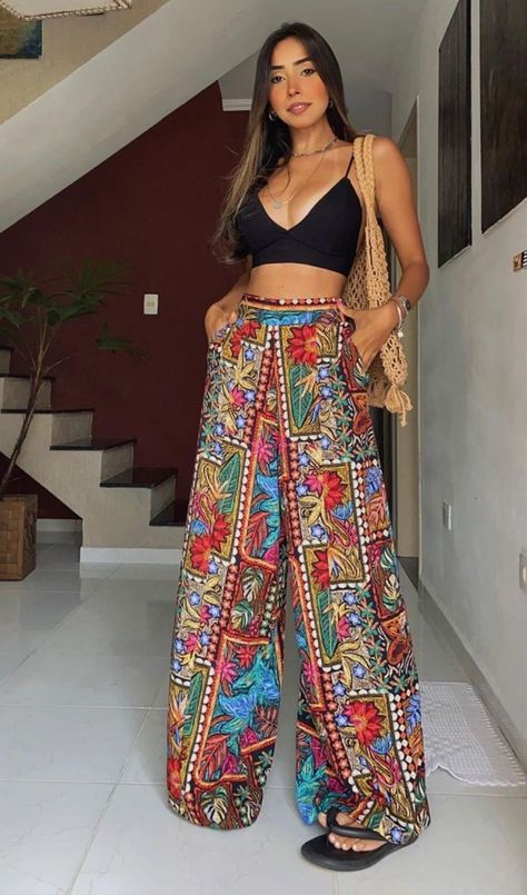 Foto: kathynarah - Looks estampados, cropped preto, saia wide leg soltinha e chinelo nuvem Hippie Chic Outfits, Thailand Packing, Looks Hippie, Look Hippie Chic, Cute Cheap Outfits, Ugly Outfits, Look Boho Chic, Boho Summer Outfits, Estilo Hippie