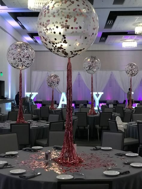 Balloon Decor - BALLOONS WITH A TWIST Fun Centerpiece Ideas, Balloon Hacks, Cheer Banquet, Bat Mitzvah Themes, Decor Balloons, Mitzvah Themes, Bar Mitzvah Party, Company Anniversary, 1st Birthday Party For Girls