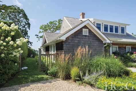 Hamptons Cottage Exterior, Hampton Cottage, Hamptons Houses, East Hampton Houses, Hamptons Cottage, Nature House, Hamptons Home, Ranch Exterior, Exterior Inspiration