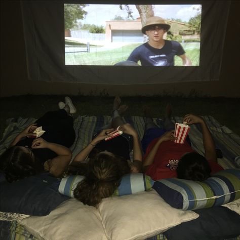 Movie Night Photoshoot, Outside Movie Projector, Friends Watching Movies Aesthetic, Watching A Movie Aesthetic, Backyard Projector, Projector Movie Night, Outside Projector, Movies With Friends, Movie Night Aesthetic