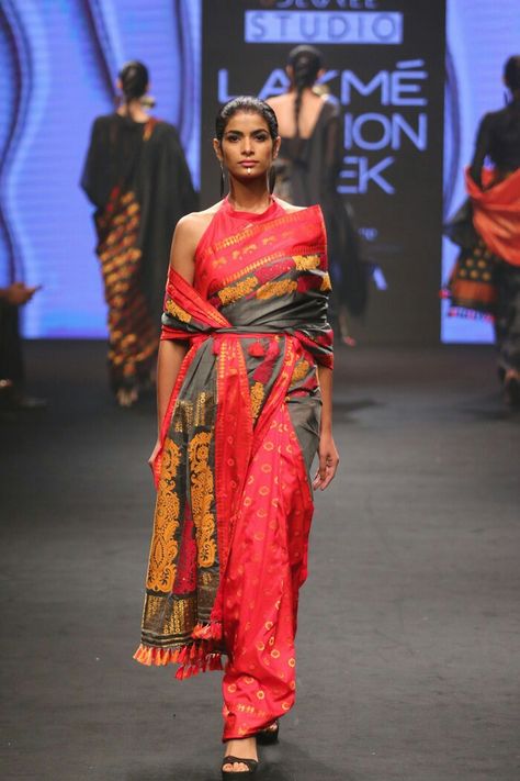 Sanjukta Dutta at Lakmé Fashion Week summer/resort 2018 Handloom Fashion Show, Lakme Fashion Week Saree, Saree Fashion Show, Sari Draping, Indowestern Saree, Mekhela Sador, Clothing Fancy, Draping Saree, Dc Collection