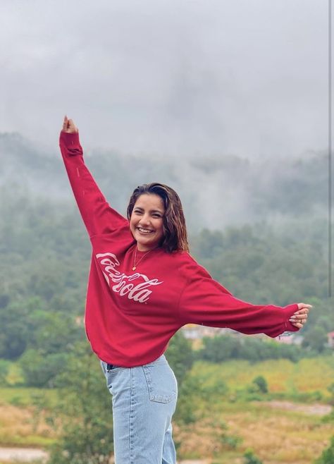 Mussoorie Trip Outfit, Gangtok Outfit Ideas, Photo Poses In Ooty, Kedarnath Photography Poses, Lonavala Outfit Ideas, Kedarnath Pose, Munnar Outfit Ideas, Meghalaya Travel Outfits, Coorg Photography Poses