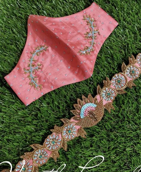 Aari Work Hip Belt Designs Simple, Hip Belt Designs Aari Work, Saree With Belt Style Blouse, Aari Belt Design Simple, Maggam Work Hip Belts, Hip Belt Aari Work, Maggam Work Belts For Sarees, Maggam Work Waist Belt For Saree, Aari Belt