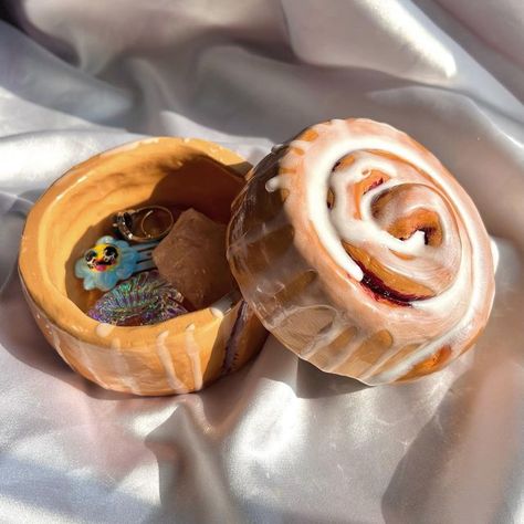 faith charlotte on Instagram: "the cinnamon roll box - open now! last chance of the year to grab one! thank you for all the love on this trinket box 🥹♥️ • • • • #clay #clayart #trinket #trinkettray #trinketbox #claybox #jewelrybox #food #foodart #cinnamonrolls #cinnamonroll #cuteart #realistic #dessert #art #baking #bakery #frosting" Trinket Box Clay, Kawaii Ceramics, Bakery Frosting, Hobbies Aesthetic, Apartment Planning, Shein Home Decor, Dessert Art, Clay Box, Epoxy Clay