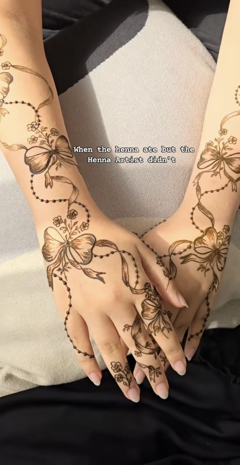 Mehndi Designs Simple Flower, Bow Mehndi, Back Mehndi Designs Unique, Bow Mehendi Designs, Bow Henna Design, Hena Idea, Bow Henna, Aesthetic Henna Designs, Unique Henna Designs