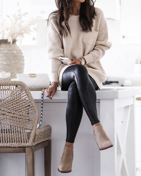 Business Casual Outfit With Leggings, Nude Sweater Outfit, Leggings Business Casual Outfit, Sugar Daddys Outfits, 37 Year Old Women Fashion, Office Outfits Women Fall, Classic Edgy Style, Outfits Mit Leggings, Faux Leather Leggings Outfit