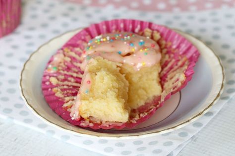 Easy Vanilla Cupcakes Thermomix Cupcakes, Manwhich Recipes, Easy Vanilla Cupcakes, Thermomix Baking, Easy Vanilla Cake Recipe, Vanilla Cupcake Recipe, Thermomix Desserts, Cupcake Recipe, Baking Cupcakes