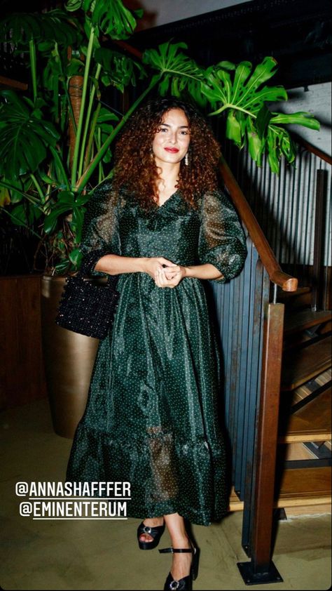 Curly Hair Outfits, Anna Shaffer, Big Curly Hair, Mega Hair, Magazine Fashion, Deep Winter, October 5, Afro Women, Celebrity Red Carpet