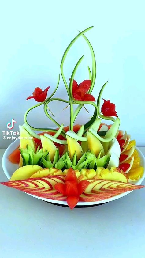 Plate Decoration Ideas, Fruit Plate Decoration, Plate Garnish, Fruit Platter Designs, Fruit Creations, Amazing Food Hacks, Plate Decoration, Decorações Com Comidas, Watermelon Carving