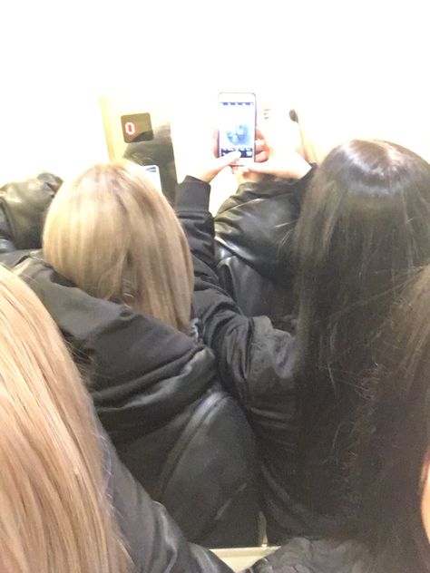 Blonde x blackhead duo Blonde And Black Hair Duo, Tomboy Aesthetic, Blonde Wavy Hair, Fake Acc, Girl Friendship, Straight Blonde Hair, Blonde Hair Girl, Girls With Black Hair, Strawberry Blonde Hair