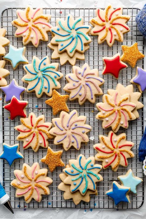 These are fun, celebratory soft-baked lemon-hinted sugar cookies made to look like colorful fireworks! Tint the icing various colors and pipe curved lines on top of flower-shaped cookies to resemble bursting fireworks. Recipe on sallysbakingaddiction.com Firecracker Saltines, Fireworks Blondies, Sally’s Baking Recipes Sugar Cookies, Firework Sugar Cookies, Firecracker Cookies Decorated, Wilton Icing, Flower Shaped Cookies, Coloured Icing, Star Sprinkles