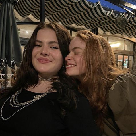 Sadie Sink and Chiara Aurelia Foto Best Friend, Ginger Girls, Sadie Sink, Look At The Stars, I Love My Wife, Friendship Goals, Cute Friends, Fav Celebs, Bobby Brown