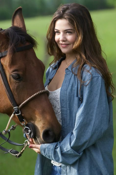 Danielle Campbell as Feyre Danielle Campbell The Originals, Dani Campbell, Paz Hippie, Female Book Characters, Davina Claire, Famous Outfits, Danielle Campbell, Kate Beckinsale, The Cw