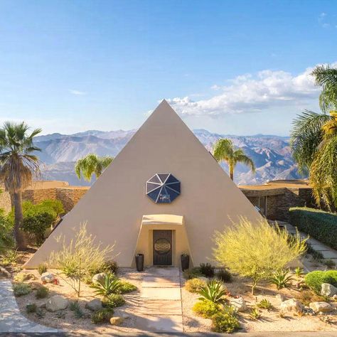 This Malibu Pyramid House Built in The 80’s For Astronomy Photographers is Now Owned by a Warner Bros. Executive Pyramid House, Egyptian Wall Art, Pyramid Building, Diy Tent, Modular Housing, Tiny House Cabin, House Built, Stone Flooring, Open Concept