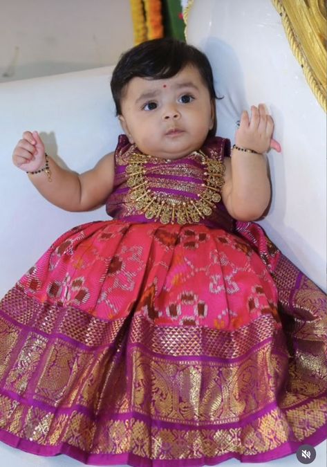 Baby Girl Dresses Indian, Bubu Dresses, Traditional Baby Dresses, Pattu Pavadai Designs, Baby Lehenga, Pattu Langa, Kids Indian Wear, Pattu Pavadai, Kids Ethnic Wear