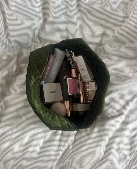 Self Care Green Aesthetic, Green Girly Aesthetic, Green Self Care Aesthetic, Green Bag Aesthetic, Green Makeup Products, Makeup Bag Ideas, Forest Green Pattern, Forest Green Aesthetic, Makeup Bag Aesthetic