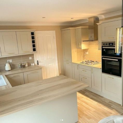 Kitchen Ideas Oak Worktop, Laminate Worktop Kitchen, Light Oak Texture, Wood Worktop Kitchen, Bathroom Panels, Vinyl Click Flooring, Wood Worktop, Open Plan Kitchen Dining Living, Sofa Bed Frame