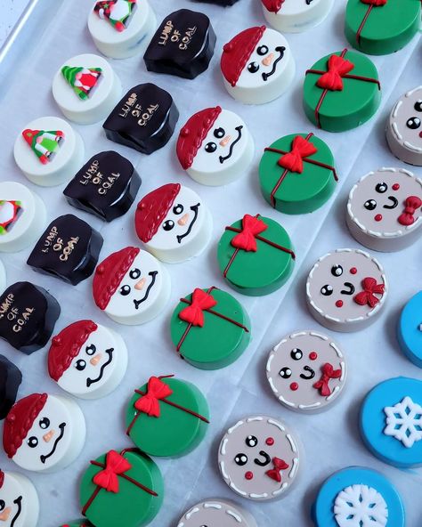 These Christmas treats are almost too cute to eat! #chocolateoreos #oreos #chocolatedipped #christmasgifts #christmasmood #customtreats… | Instagram Christmas Dipped Treats, Thanksgiving Chocolate Covered Oreos, Christmas Dipped Oreos, Christmas Cake Pucks, Christmas Oreos Chocolate Covered, Chocolate Covered Christmas Treats, Oreo Dipped In Chocolate, Chocolate Covered Oreos Birthday, Dipped Oreos Christmas